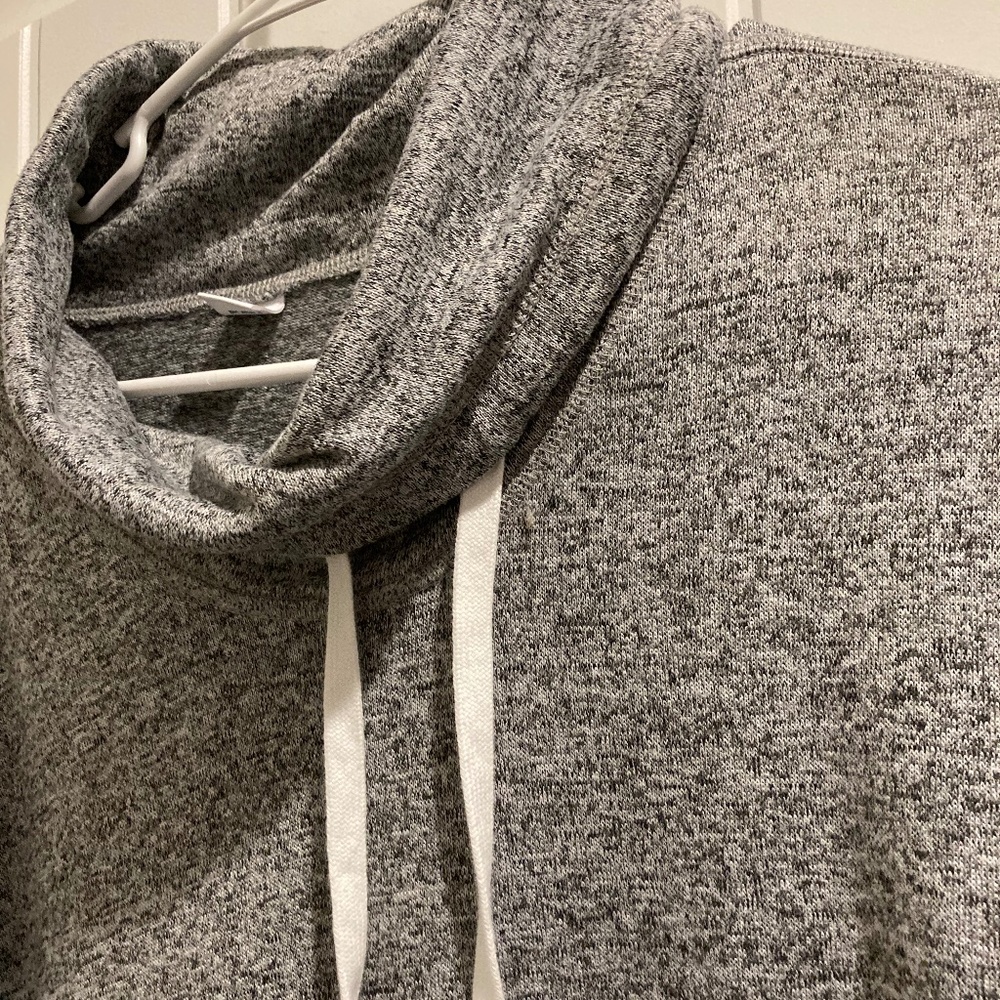 Ladies top like a sweatshirt, but very thin material Great for over swimsuits.